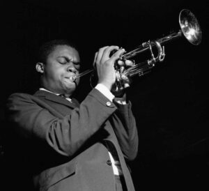 Black and white photograph of Freddie Hubbard playing the trumpet.